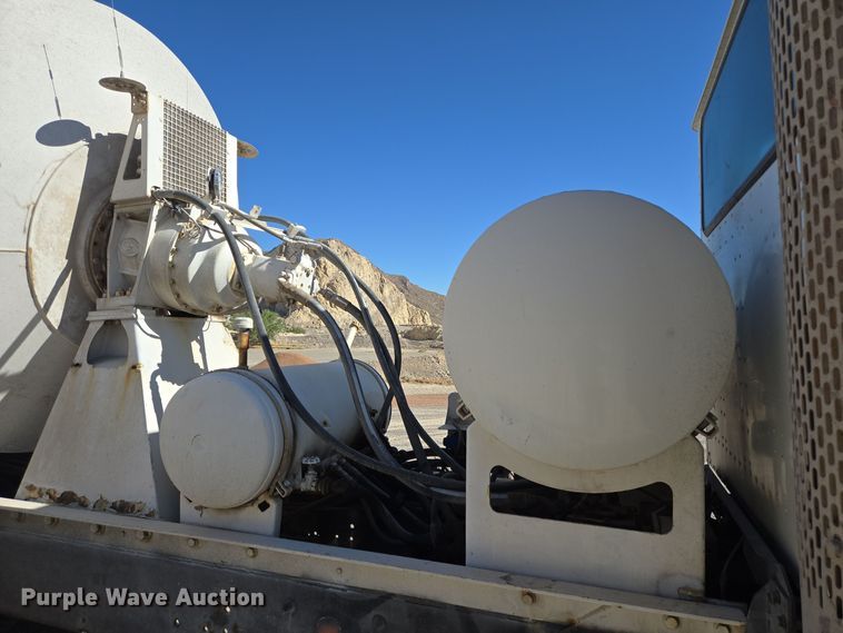 image for item DO2533 2006 International Paystar 5500i ready mix truck