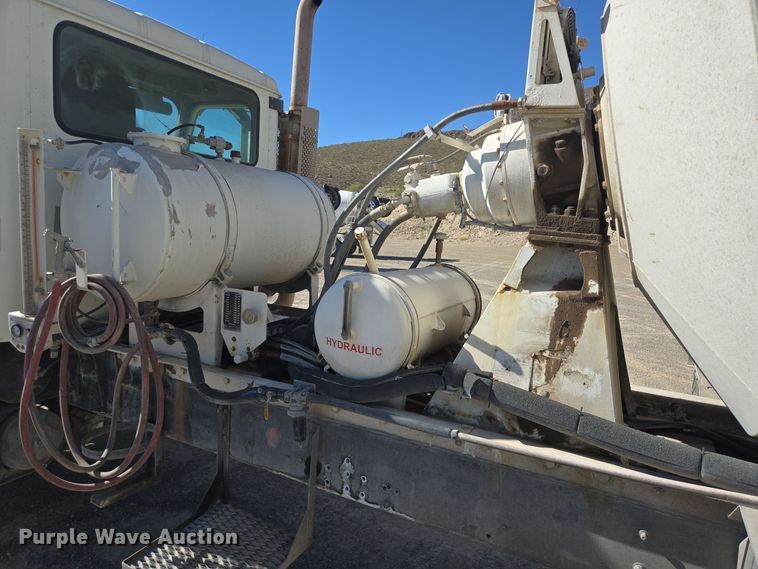 image for item DO2533 2006 International Paystar 5500i ready mix truck