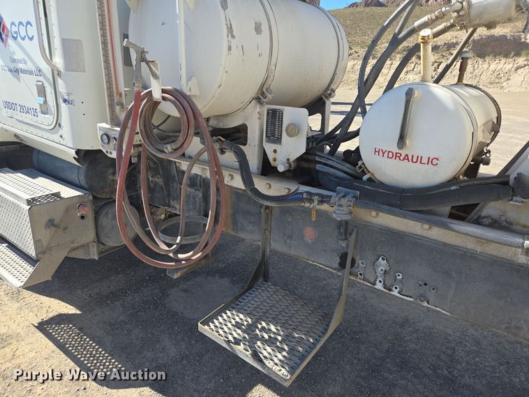 image for item DO2533 2006 International Paystar 5500i ready mix truck