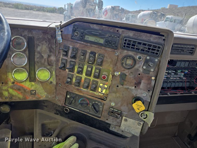 image for item DO2533 2006 International Paystar 5500i ready mix truck