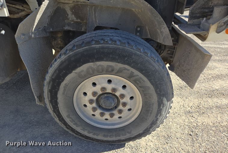 image for item DO2533 2006 International Paystar 5500i ready mix truck