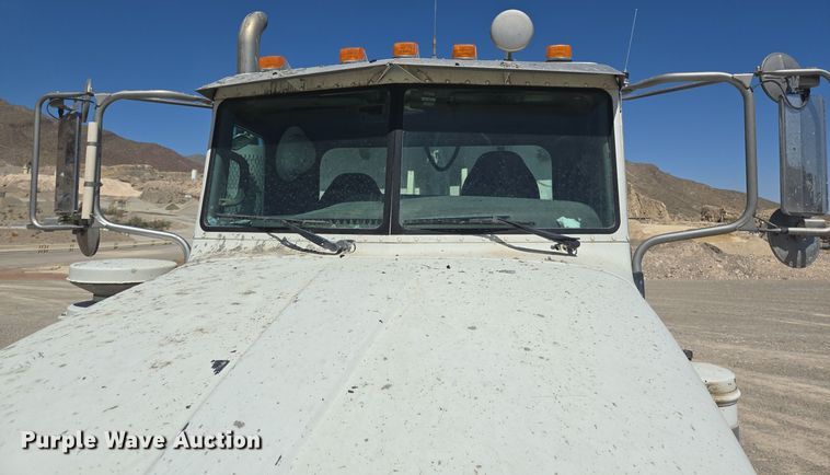 image for item DO2537 2007 Peterbilt 357 dump truck