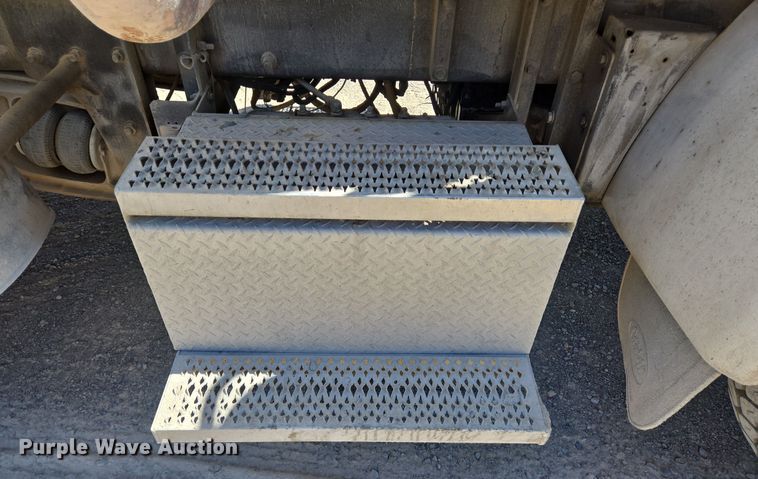 image for item DO2537 2007 Peterbilt 357 dump truck