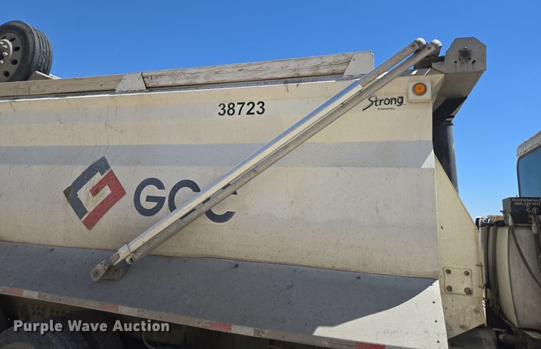 image for item DO2537 2007 Peterbilt 357 dump truck