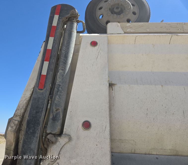 image for item DO2537 2007 Peterbilt 357 dump truck