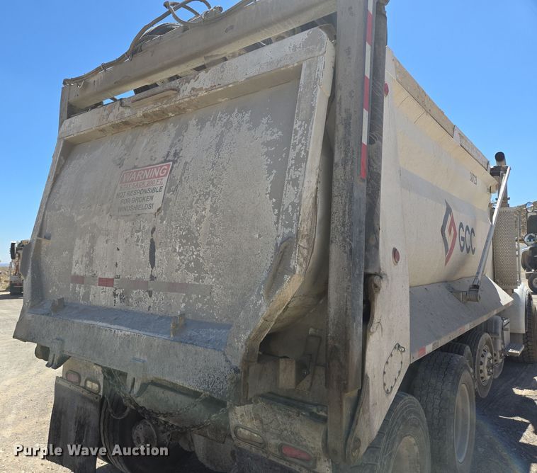 image for item DO2537 2007 Peterbilt 357 dump truck