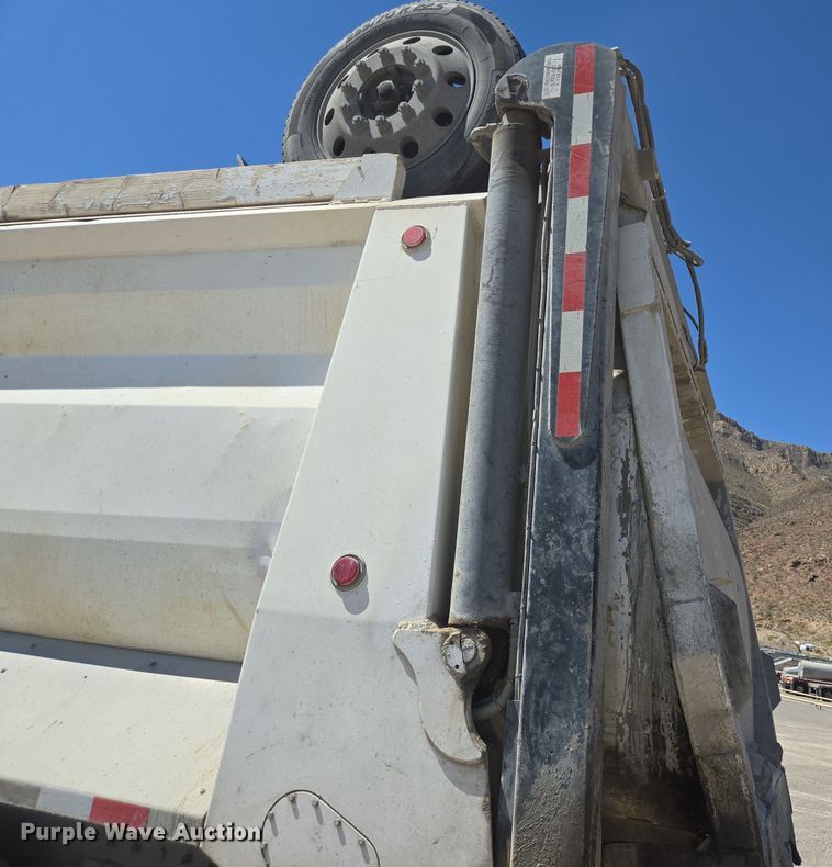 image for item DO2537 2007 Peterbilt 357 dump truck