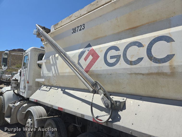 image for item DO2537 2007 Peterbilt 357 dump truck