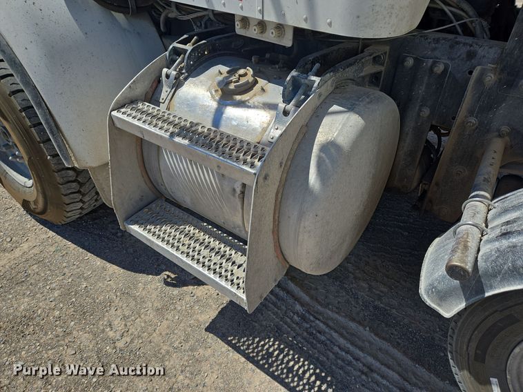 image for item DO2537 2007 Peterbilt 357 dump truck