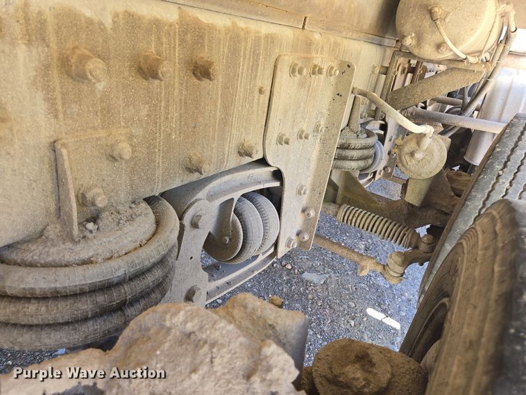 image for item DO2537 2007 Peterbilt 357 dump truck