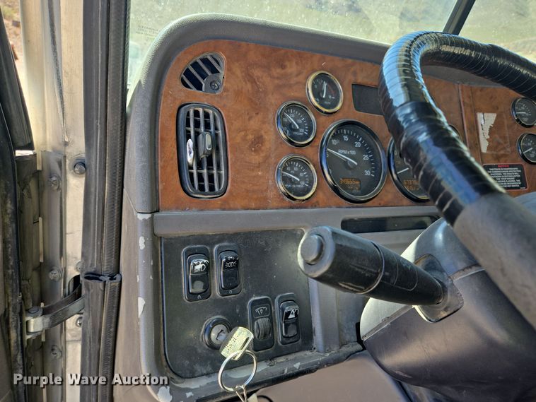 image for item DO2537 2007 Peterbilt 357 dump truck