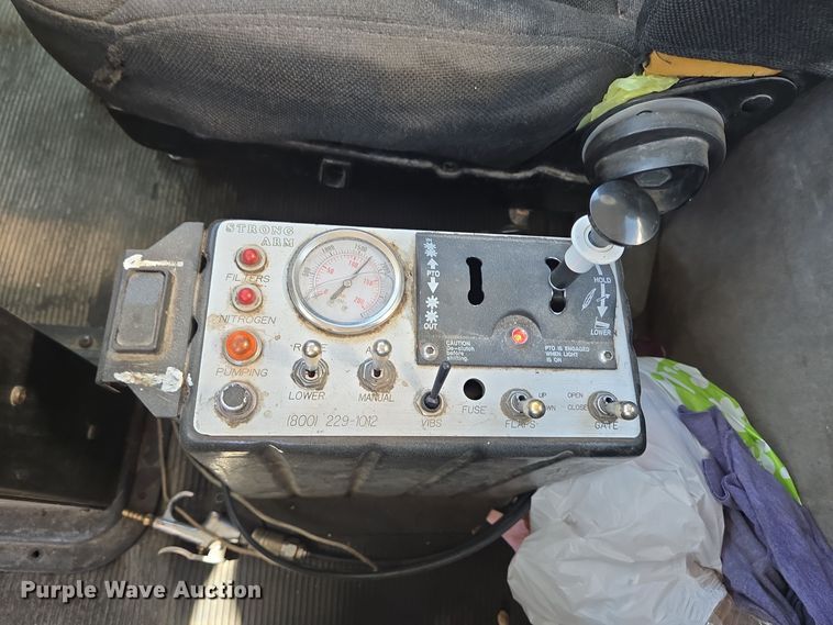 image for item DO2537 2007 Peterbilt 357 dump truck