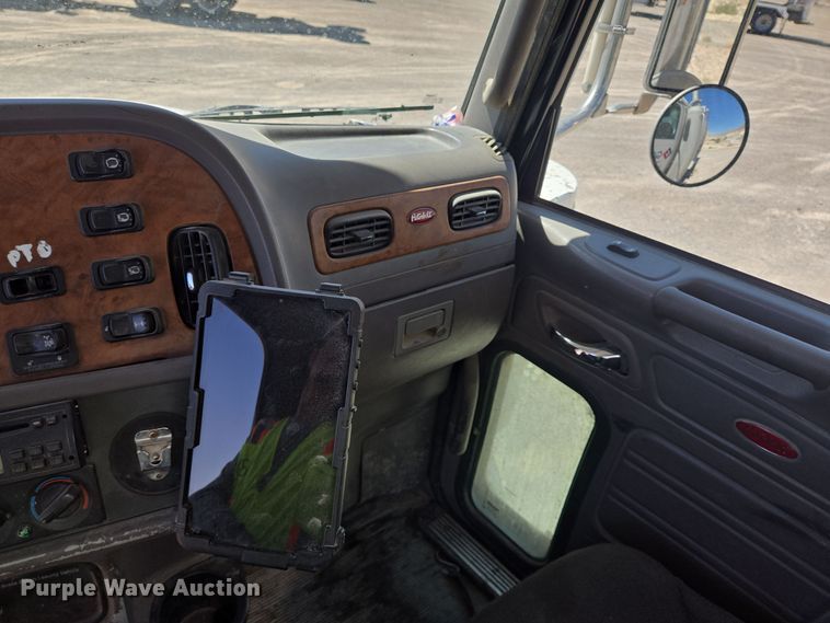 image for item DO2537 2007 Peterbilt 357 dump truck