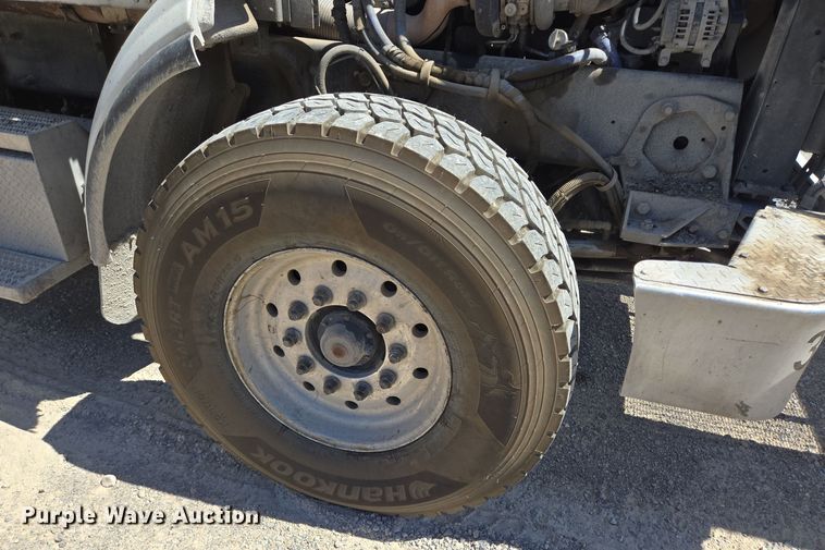 image for item DO2537 2007 Peterbilt 357 dump truck