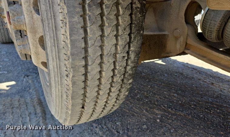 image for item DO2537 2007 Peterbilt 357 dump truck