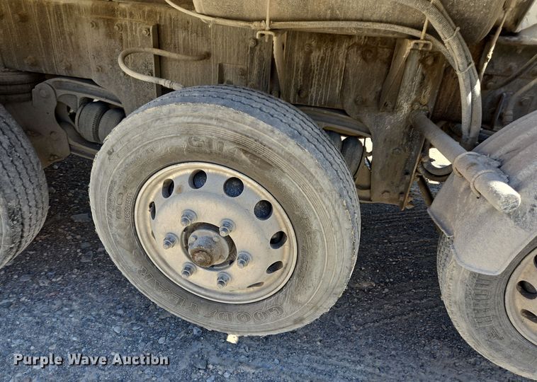 image for item DO2537 2007 Peterbilt 357 dump truck