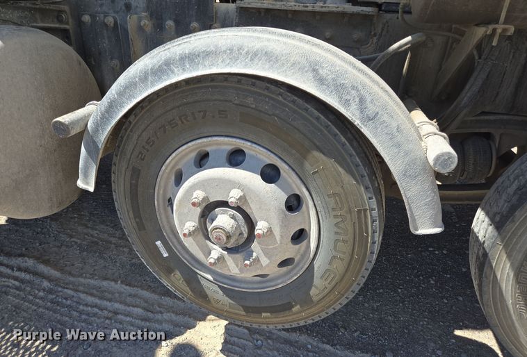 image for item DO2537 2007 Peterbilt 357 dump truck