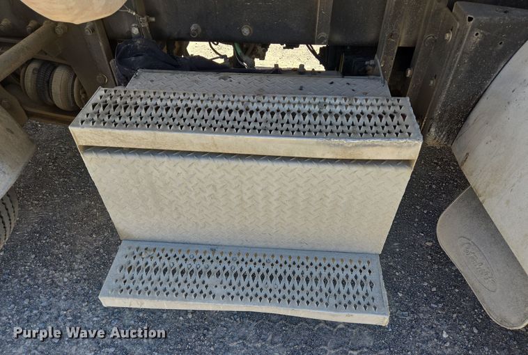 image for item DO2543 2007 Peterbilt 357 dump truck