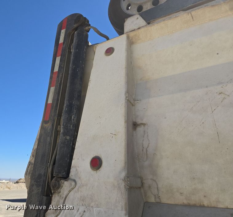 image for item DO2543 2007 Peterbilt 357 dump truck