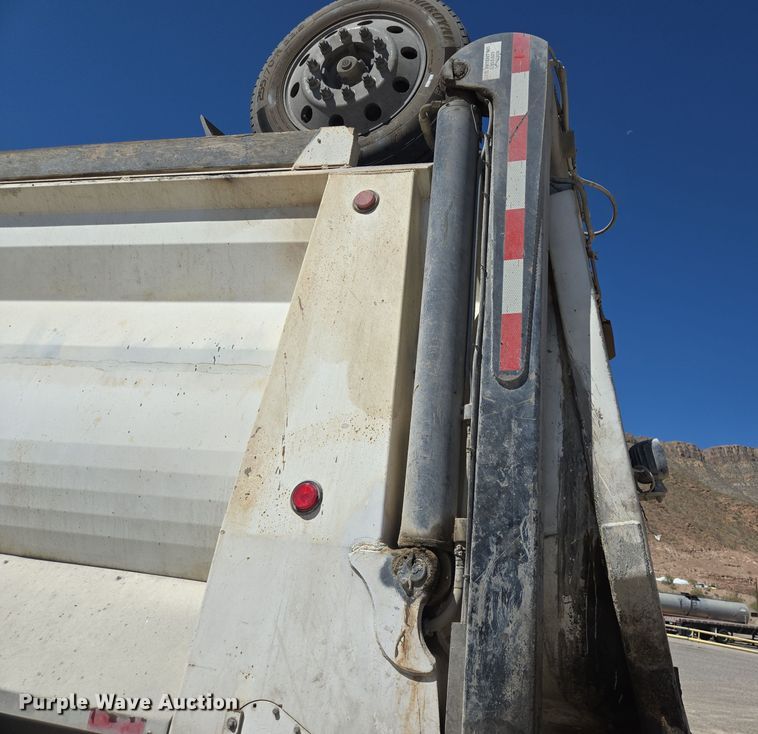 image for item DO2543 2007 Peterbilt 357 dump truck