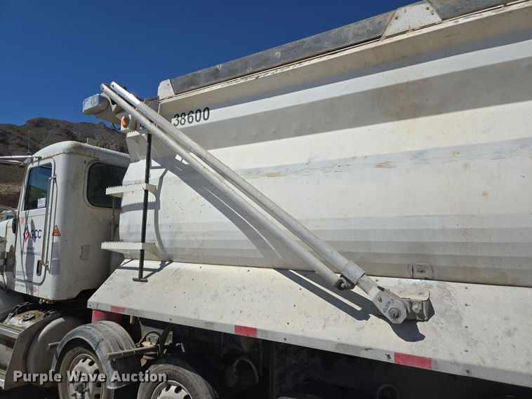 image for item DO2543 2007 Peterbilt 357 dump truck