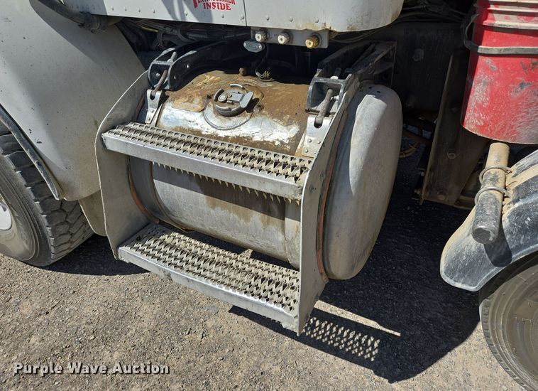 image for item DO2543 2007 Peterbilt 357 dump truck