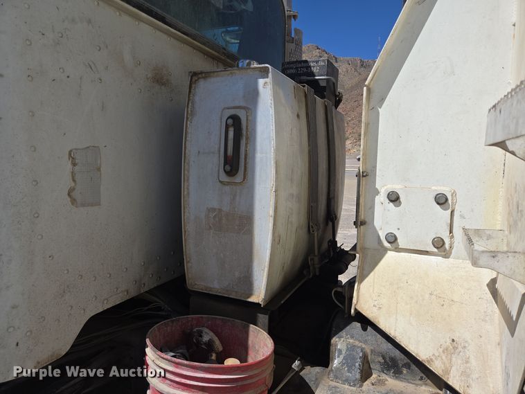 image for item DO2543 2007 Peterbilt 357 dump truck