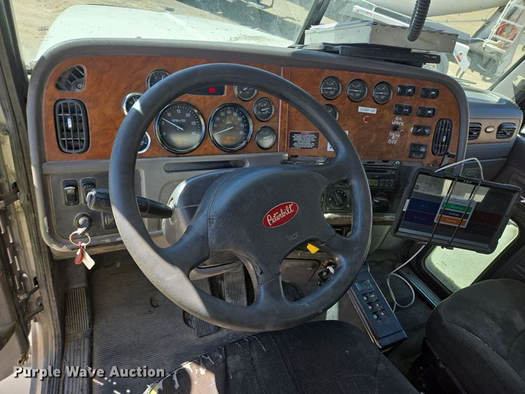 image for item DO2543 2007 Peterbilt 357 dump truck