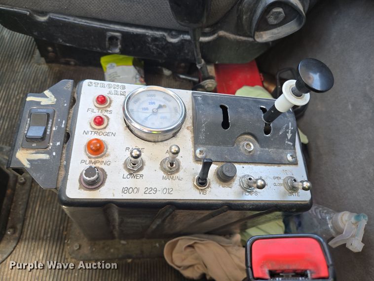 image for item DO2543 2007 Peterbilt 357 dump truck