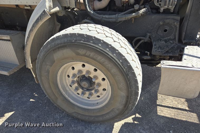 image for item DO2543 2007 Peterbilt 357 dump truck