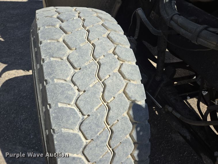 image for item DO2543 2007 Peterbilt 357 dump truck