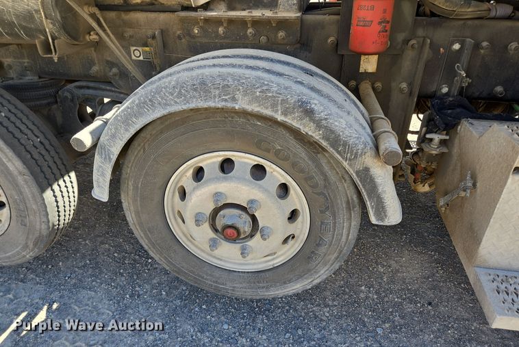 image for item DO2543 2007 Peterbilt 357 dump truck