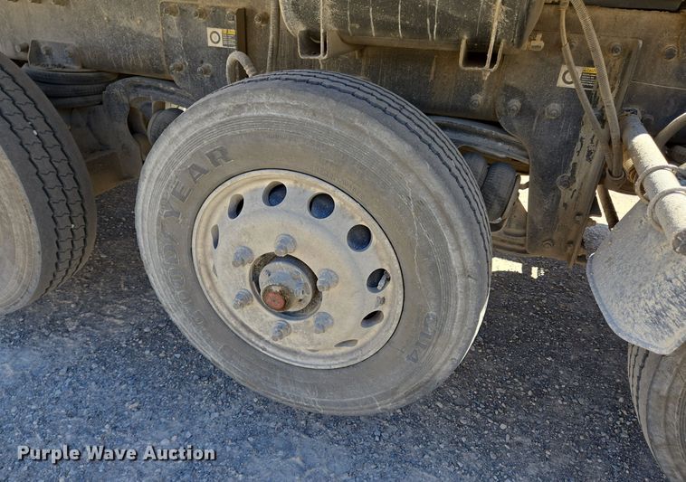 image for item DO2543 2007 Peterbilt 357 dump truck