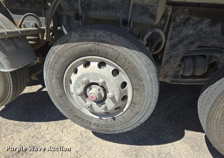 image for item DO2543 2007 Peterbilt 357 dump truck