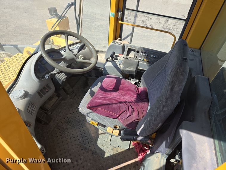 image for item DO2552 2004 Volvo L330E wheel loader