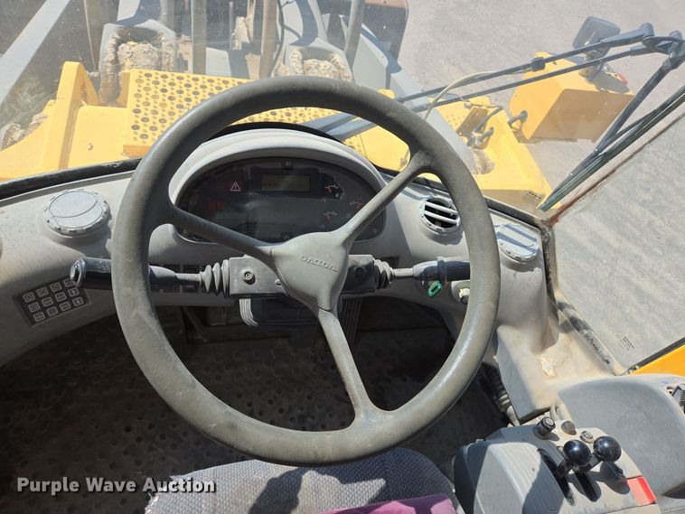 image for item DO2552 2004 Volvo L330E wheel loader