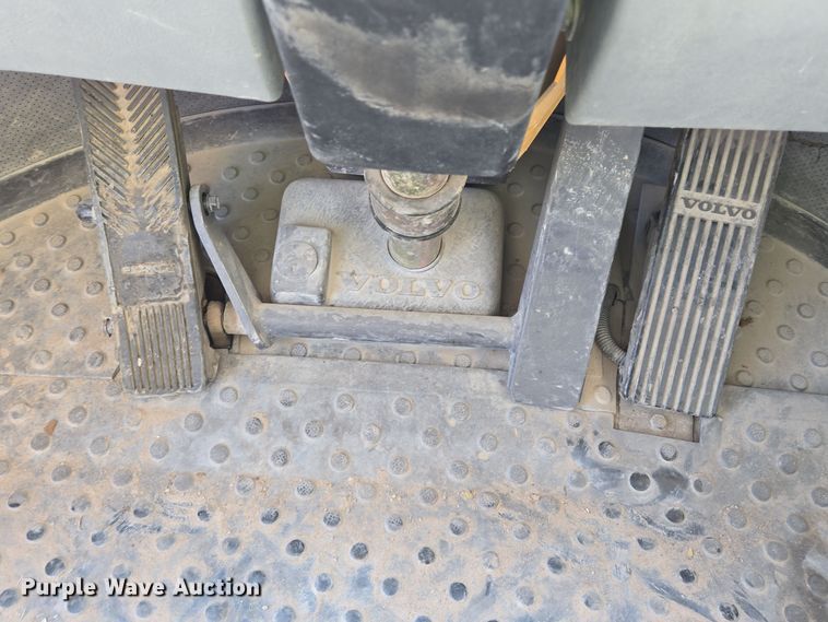 image for item DO2552 2004 Volvo L330E wheel loader