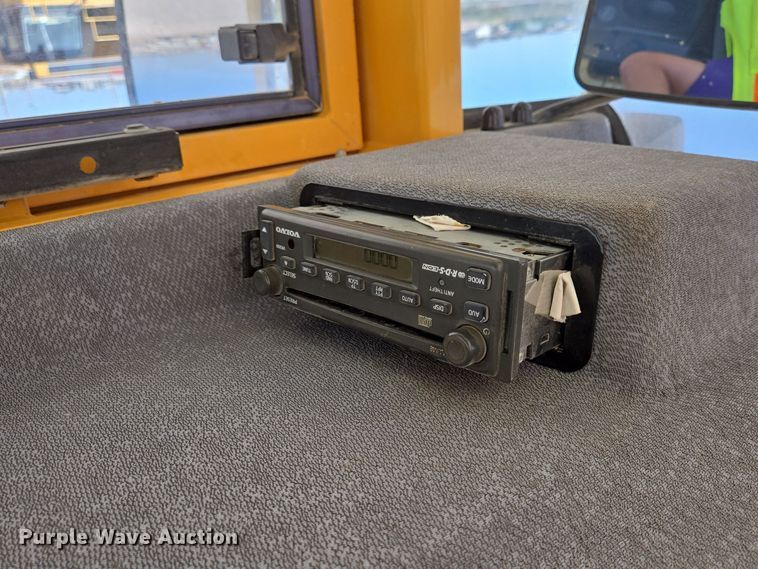 image for item DO2552 2004 Volvo L330E wheel loader