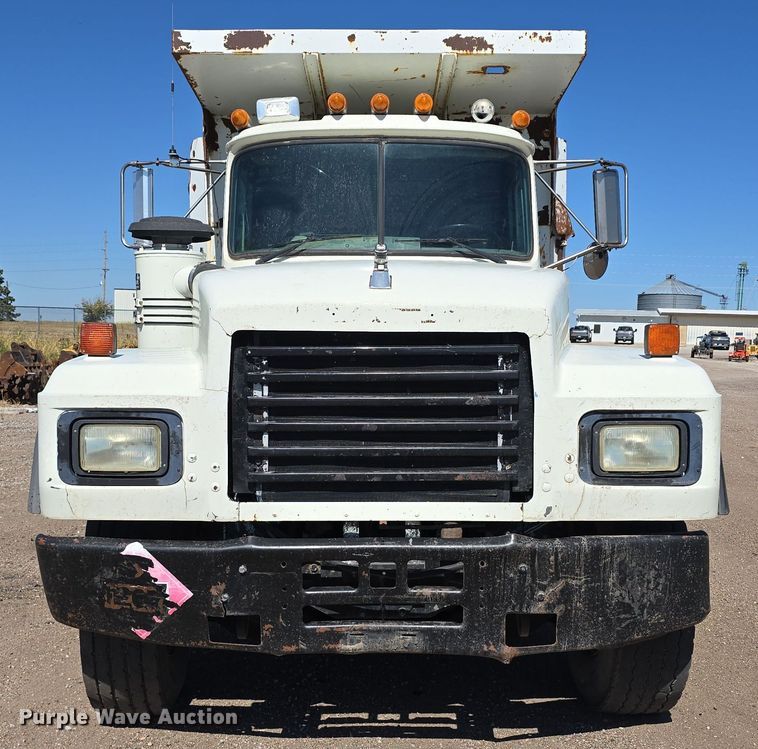 image for item DO5451 1999 Mack RD688S dump truck