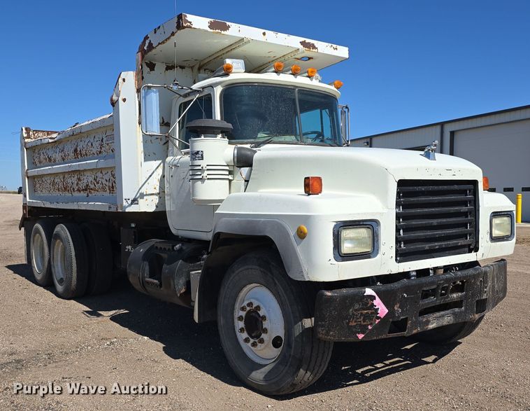 image for item DO5451 1999 Mack RD688S dump truck