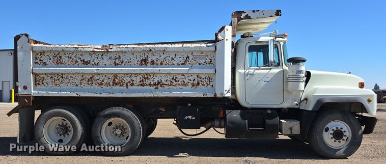 image for item DO5451 1999 Mack RD688S dump truck