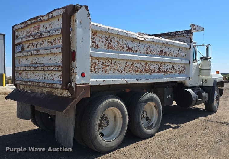 image for item DO5451 1999 Mack RD688S dump truck