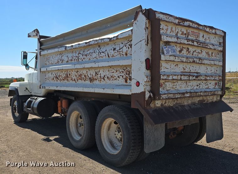 image for item DO5451 1999 Mack RD688S dump truck