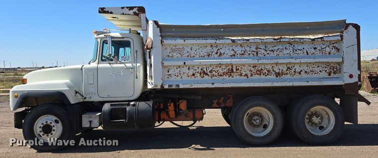 image for item DO5451 1999 Mack RD688S dump truck