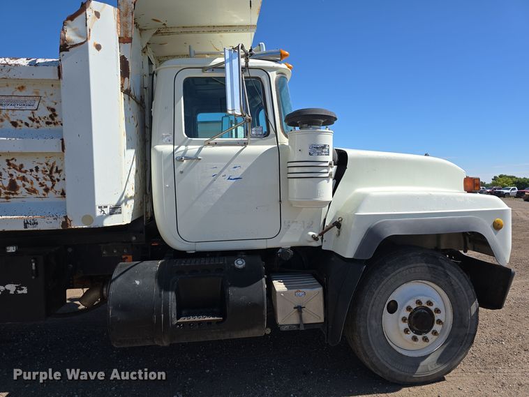 image for item DO5451 1999 Mack RD688S dump truck