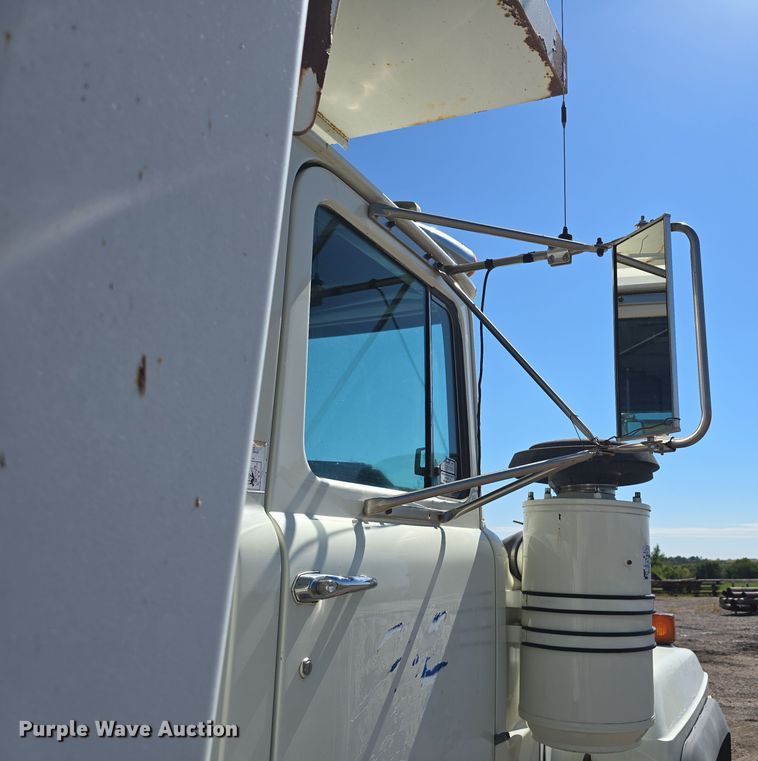 image for item DO5451 1999 Mack RD688S dump truck