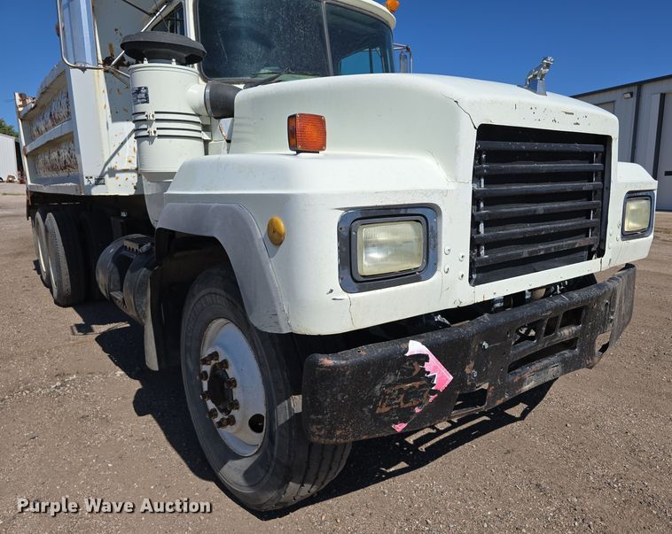 image for item DO5451 1999 Mack RD688S dump truck