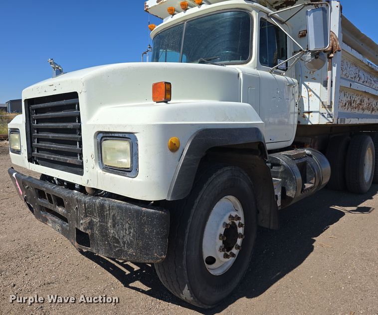 image for item DO5451 1999 Mack RD688S dump truck