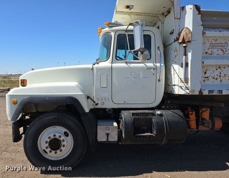 image for item DO5451 1999 Mack RD688S dump truck
