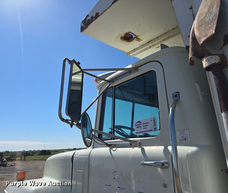 image for item DO5451 1999 Mack RD688S dump truck